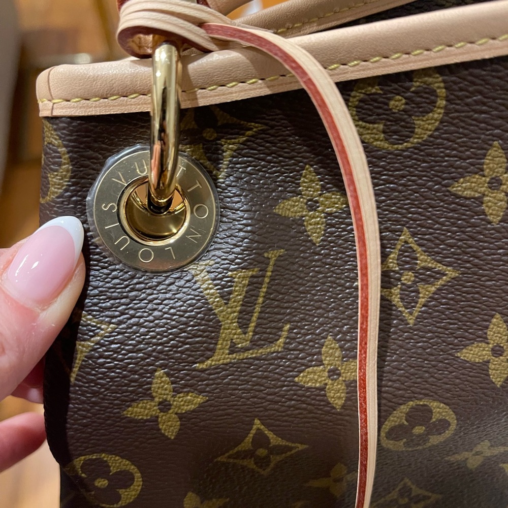 - Brand new Louis Vuitton Artsy PLUS wallet/pouch - Picture 11 of 12